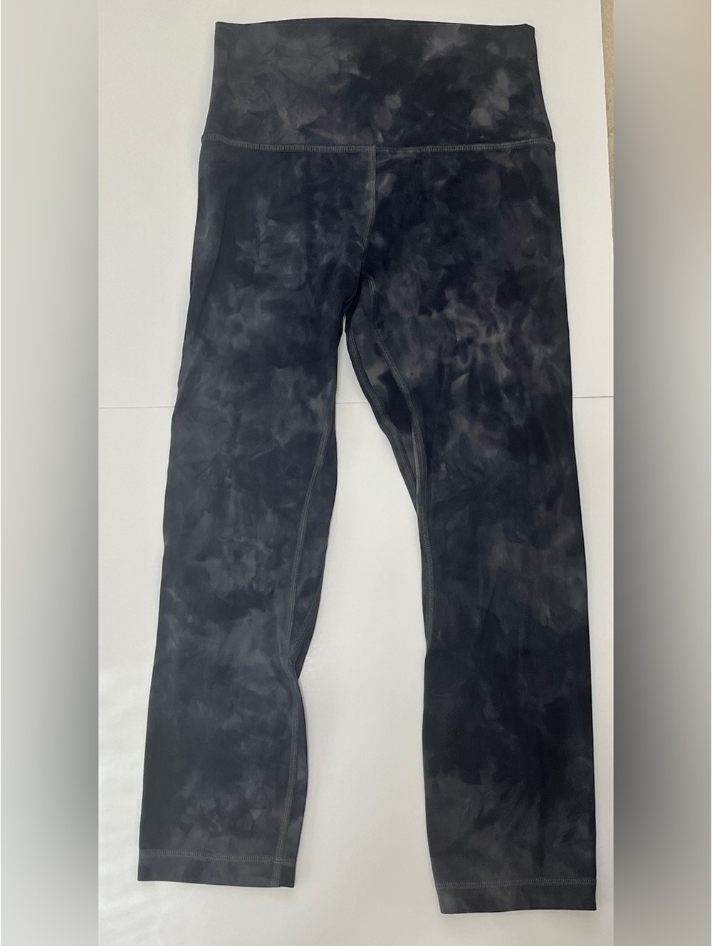 Lululemon Athletica Align Diamond Dye 21 inch cropped size 4